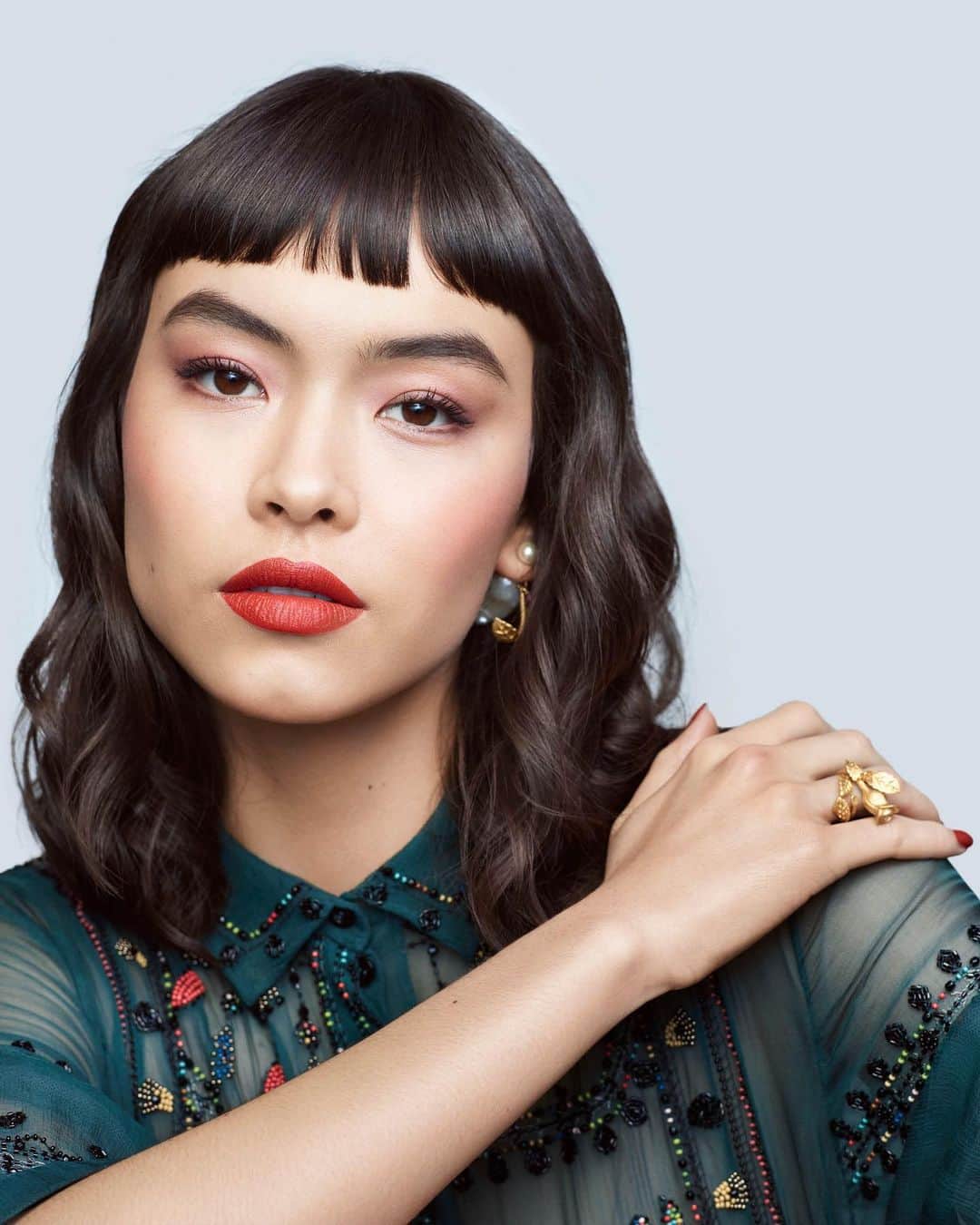 Dior Makeupのインスタグラム：「WE WEAR ROUGE FOR BOLDNESS @maryeluchida is wearing Rouge Dior 840 Rayonnante. Shot by @josephmolines Makeup by @peterphilipsmakeup Hair by @josephpujalte Nails by @elsadeslandes • CAPTURE TOTALE SUPER POTENT SERUM DIOR FOREVER 1N & 2W DIOR FOREVER SKIN CORRECT 1.5N DIORSHOW BROW STYLER 004 Black DIORSHOW MAXIMIZER 3D DIORSHOW ICONIC OVERCURL 090 Black ROUGE BLUSH 999 5 COULEURS COUTURE 689 Mitzah DIOR BACKSTAGE GLOW FACE PALETTE 001 Universal DIOR CONTOUR 846 Concorde ROUGE DIOR 840 Rayonnante DIOR VERNIS 849 Rouge Cinéma finish Dior Vernis 849 Rouge Cinéma • #diormakeup #rougedior #wewearrouge」