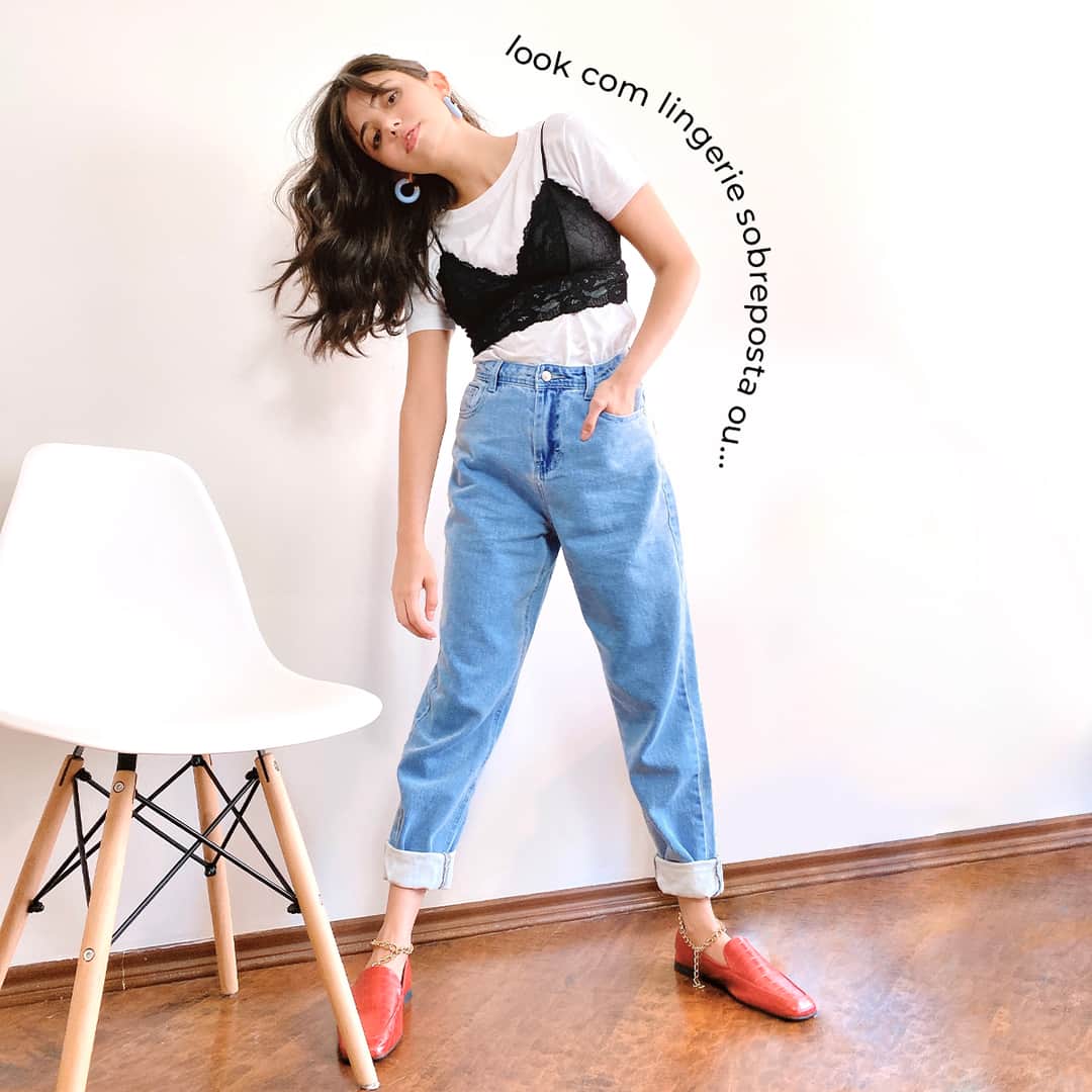 のインスタグラム：「O que você prefere: um look descolado com a lingerie em evidência ou um look mais discreto, com a lingerie à mostra, mas em segundo plano? 🤔Seja qual for a sua resposta, a gente tem os dois visuais pra você se inspirar e garantir para o seu guarda-roupa. Deslize para o lado e compre os itens nas nossas lojas físicas, no site ou app. #PoweredbySTL . . . #PraCegoVer #PraTodoMundoVer: a publicação são duas fotos de uma modelo, uma mulher branca com os cabelos escuros. Na primeira fotografia, a mulher está de pé e vestindo uma lingerie preta em sobreposição a uma camiseta branca, uma calça jeans e um mocassim laranja. A mulher está com uma mão nos bolsos e a outra solta enquanto joga o cabelo para o lado esquerdo. Há uma cadeira branca do seu lado esquerdo e a presença de um texto no lado direito ao seu corpo: “looks com lingerie sobreposta ou...”. Na imagem seguinte, a modelo aparece sentada e encostada em um banco amarelo, que há livros em cima e um quadro de arte atrás. Agora, ela veste um blazer e short preto e uma lingerie colorida por baixo e um tênis preto. Há um texto na imagem: “… look sobreposto à lingerie?” que se desenha em sua silhueta.」