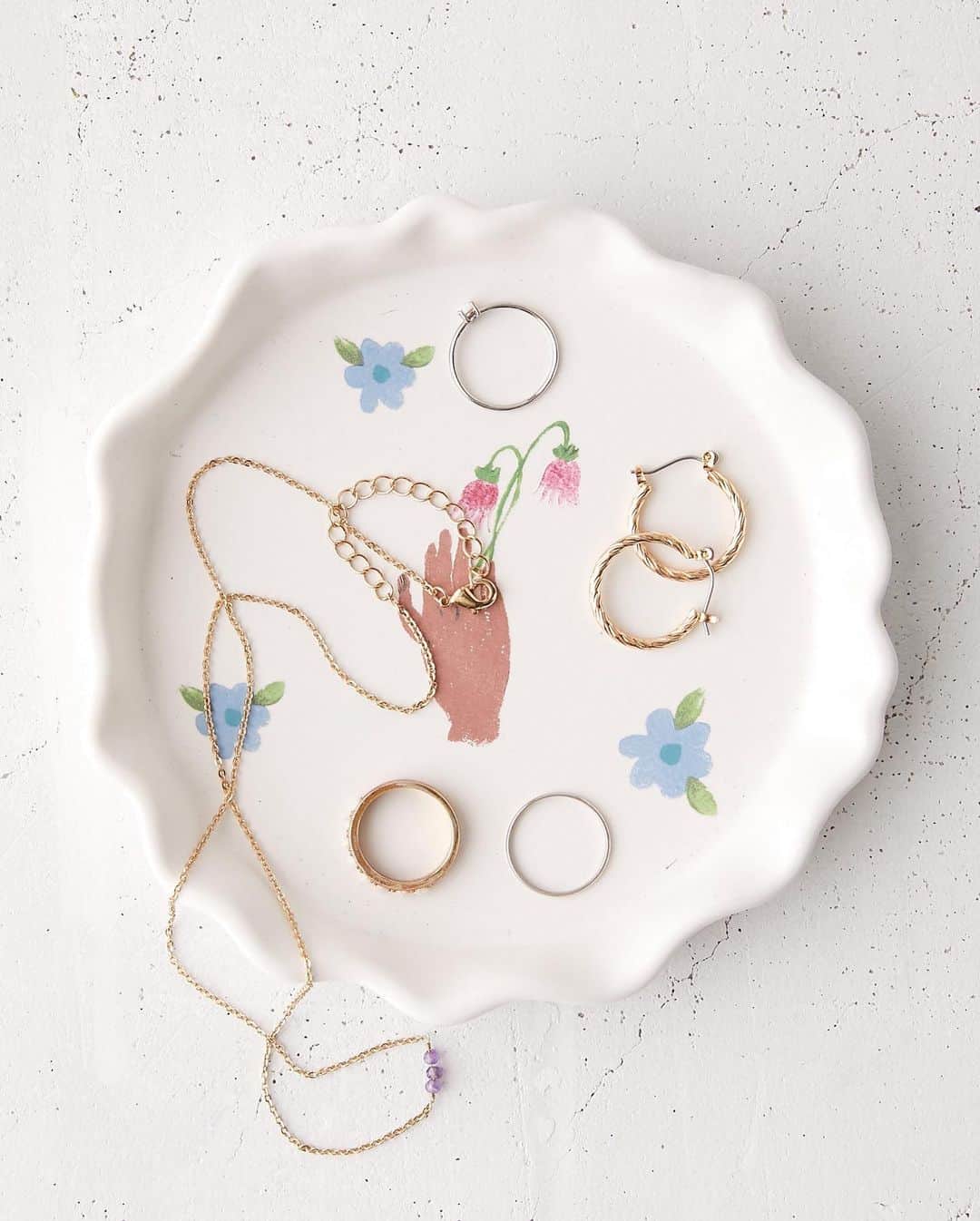 Urban Outfittersさんのインスタグラム写真 - (Urban OutfittersInstagram)「A trusty jewelry dish for your everyday pieces. ✨ Swipe for some pretty options. #UOHome.」2月27日 2時12分 - urbanoutfitters