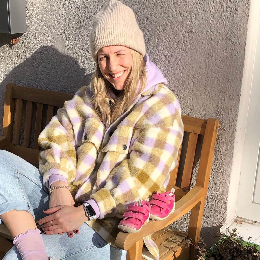 Verena Faisstのインスタグラム：「Ne Bank & Ich ❤️ War ganz nice diese Woche ☀️ Bitte mehr davon...E scheens Wocheend ihr Lieben ✌🏼 #happyweekend #lasssonneindeinherz #frühlingsgefühle #liebs #genießen #krippengoals #wochenende #tschömitö」
