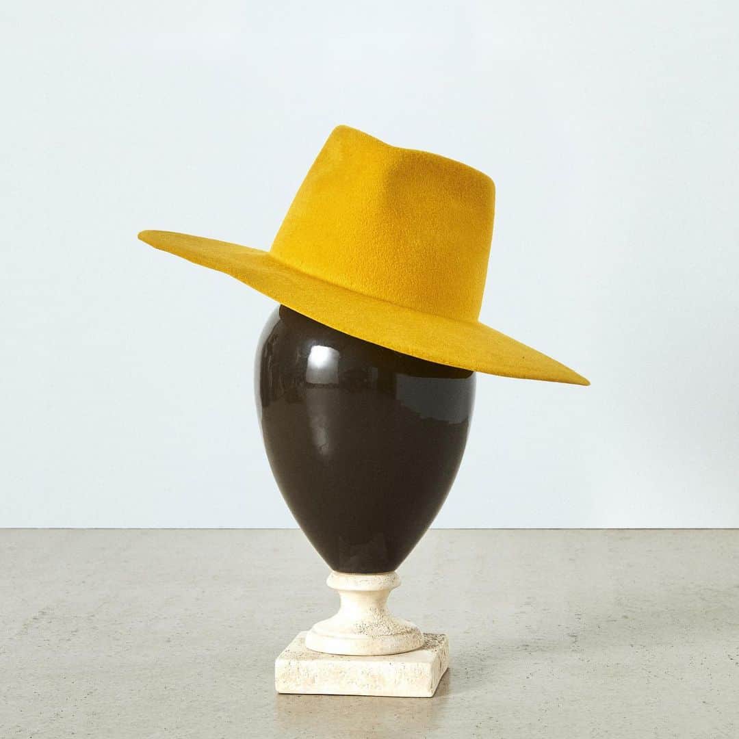 レナード プランクさんのインスタグラム写真 - (レナード プランクInstagram)「Contrary to the Little Prince’s belief, Mrs Brown believes that the essential is visible to the eye, especially if it's yellow.  Shop the Nana and the entire Essentials collection at reinhardplank.it  #madeinitaly ​#hats  ​#reinhardplank」2月27日 2時15分 - reinhardplank_hats