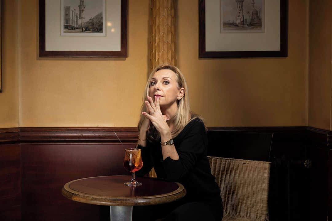 ルモンドのインスタグラム：「Il y a juste trente ans, une voix nous était née. De l’allure, de l’allant. Des aigus aussi purs que des sommets alpins, quelque chose de fruité dans le timbre, une musicalité frémissante, une présence magnétique. La colorature Natalie Dessay stupéfie, étonne, enchante. Sa Reine de la nuit transformera à jamais le personnage mozartien, pétri de douleur et d’humanité. Sa Lakmé porte un rêve éveillé. Rien de simple pourtant. La cantatrice, devenue belcantiste, aspire à des rôles plus tragiques – Lucia, La Sonnambula. L’opéra français lui offre Manon, elle poussera jusqu’aux limites de La Traviata.⁣ Au début des années 2000, après deux opérations sur les cordes vocales, Natalie Dessay envisage peu à peu la fin de sa carrière lyrique. Elle y mettra un point final en 2013 au Théâtre du Capitole, à Toulouse, avant de se tourner vers le théâtre (un amour de jeunesse), le jazz auquel l’a initiée son mari, le baryton Laurent Naouri, et la chanson française, notamment auprès de son ami Michel Legrand. A 55 ans, la chanteuse, qui n’a jamais cessé de donner des récitals avec le pianiste Philippe Cassard, fourmille de projets, tandis qu’Erato publie l’intégrale de ses enregistrements, soit 33 CD et 19 DVD. Bonne nouvelle : le confinement lui a enfin permis de faire la paix avec ce qu’elle appelait sa « voix de folle ».⁣ -⁣ Natalie Dessay, en décembre 2019, au café Le Rostand à Paris. Photo : Ed Alcock (@edalcock) / MYOP (@agence_myop) #PourLeMonde⁣ -⁣ #culture #opera」
