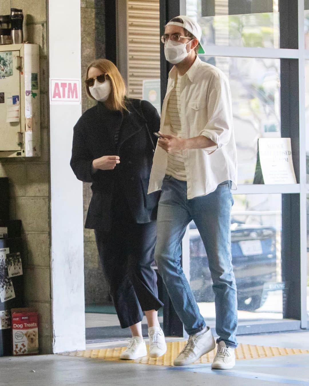 Just Jaredさんのインスタグラム写真 - (Just JaredInstagram)「#EmmaStone and husband #DaveMcCary, who are expecting their first child together, head out for the day in LA after the big #Cruella trailer debut. Photo: Backgrid」2月27日 2時17分 - justjared