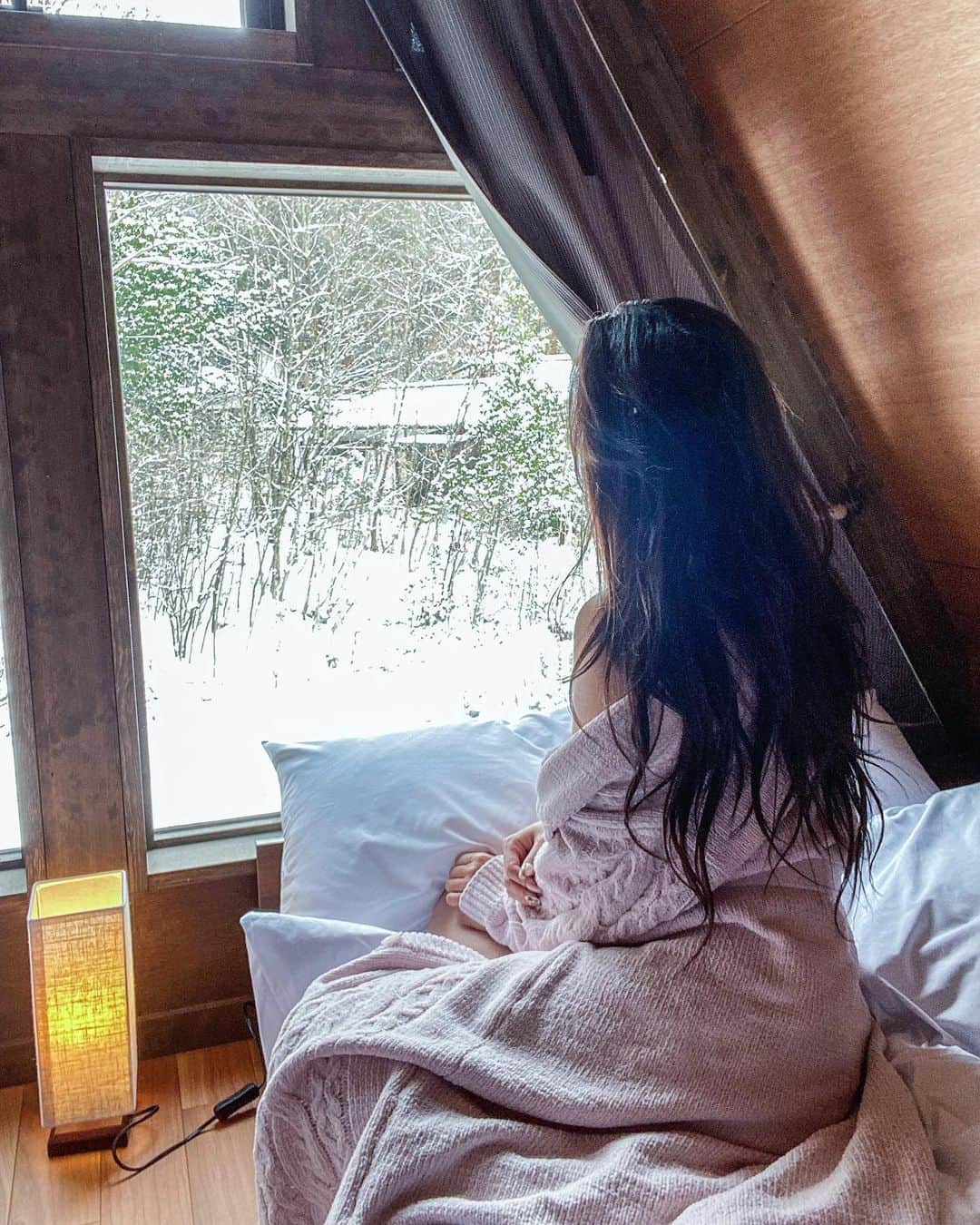 AYAMEのインスタグラム：「#snow#snowview#villa#cottage#stay#vacay#snowday#longhair#roomwear#photogenic#bloggerlife#bloggerstyle#bathrobe」