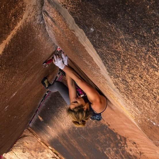 サッシャ・ディギーリアンさんのインスタグラム写真 - (サッシャ・ディギーリアンInstagram)「Flashback Friday to lay backing splitters in Indian Creek and plugging in safety widgets that I am still learning to trust. Looking forward to more of this when I’m recovered! 📸 @tjtriage」2月27日 2時20分 - sashadigiulian