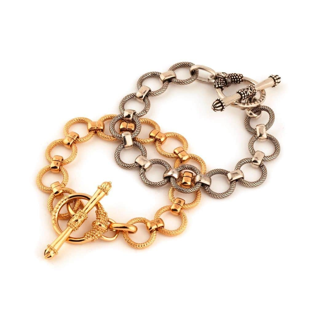 サテリットのインスタグラム：「✶ Nos bracelets chaînes se déclinent dans deux précieuses versions en métal argenté ou doré à l’or fin.  . Ce classique du vestiaire féminin ne vous quittera plus.  Allez-vous succomber à l’élégante sobriété de ce bijou ? . #satelliteparis #bienvenueailleurssatellite #boutiquessatellite #jewelry #bijouxethniques」