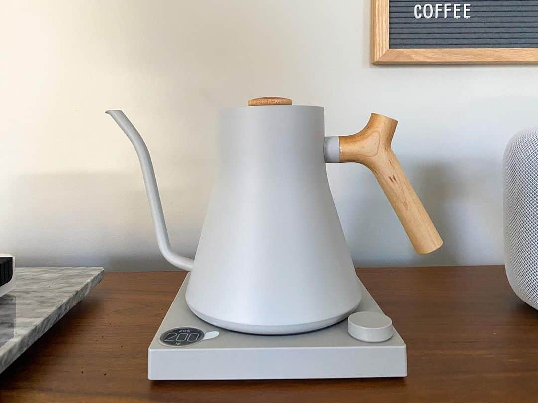 Blue Bottle Coffeeのインスタグラム：「“This isn’t brew equipment. It’s art,” says @onurolmez, a self-described proud owner of the Blue Bottle x Fellow Kettle. ⁠ ⁠ We’ve received so much love for this @fellowproducts kettle, which is exclusive to us in Fog Grey with maple handle. We adore its understated beauty on the counter, and the balance and feel of it in our hands as we make pour overs has made it an essential part of our mornings.⁠ ⁠ So allow us, if you will, to extend that testimonial a bit: It’s both brew equipment AND art. 💙 📸  @homeroastr」