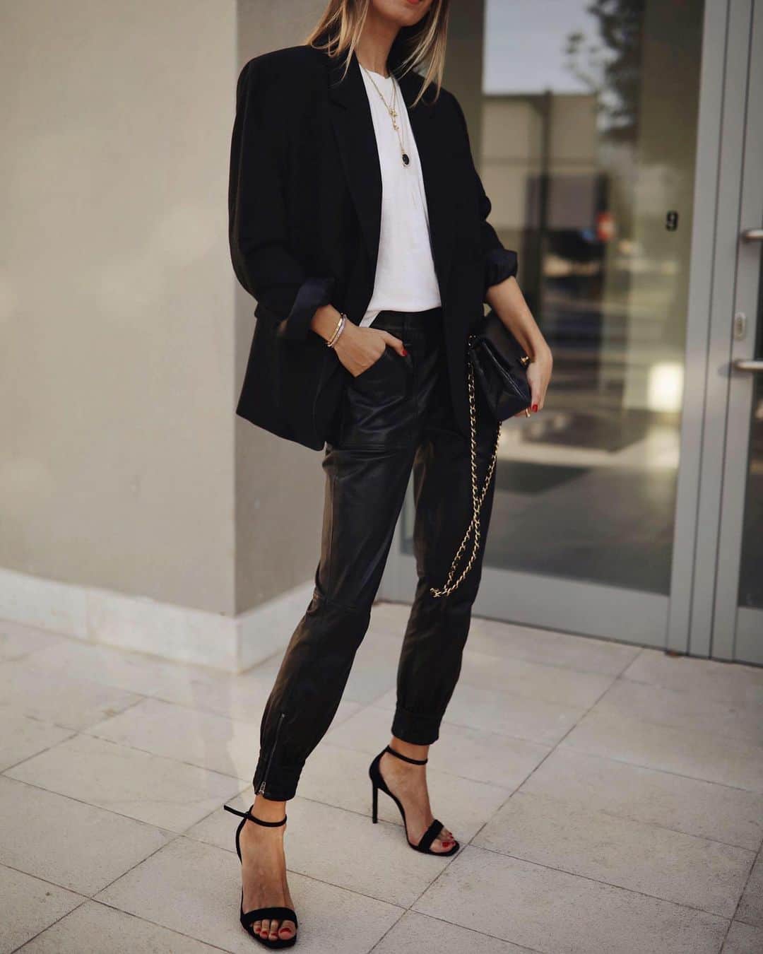 Jブランドのインスタグラム：「Suited up for the weekend 🖤」