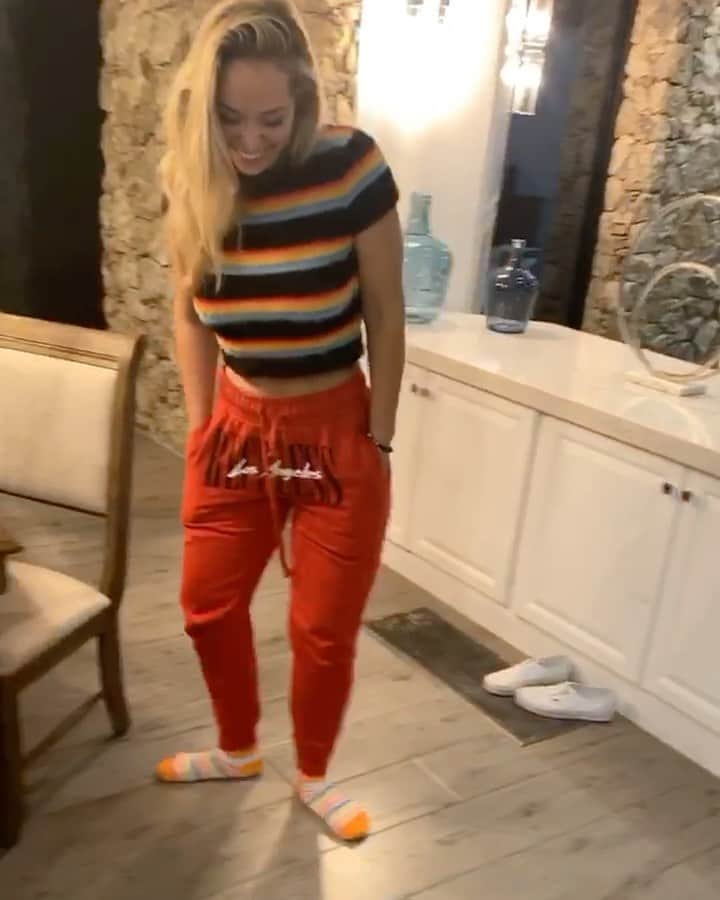 Sydney A Malerのインスタグラム：「Happy Friday! Let’s slidddddddde right into the weekend.  Can u do this? . & yes I have matching socks on 😂 I was trying to impress a boy & trick him into thinking I had my life together 😂😂😂#ThrowBack」