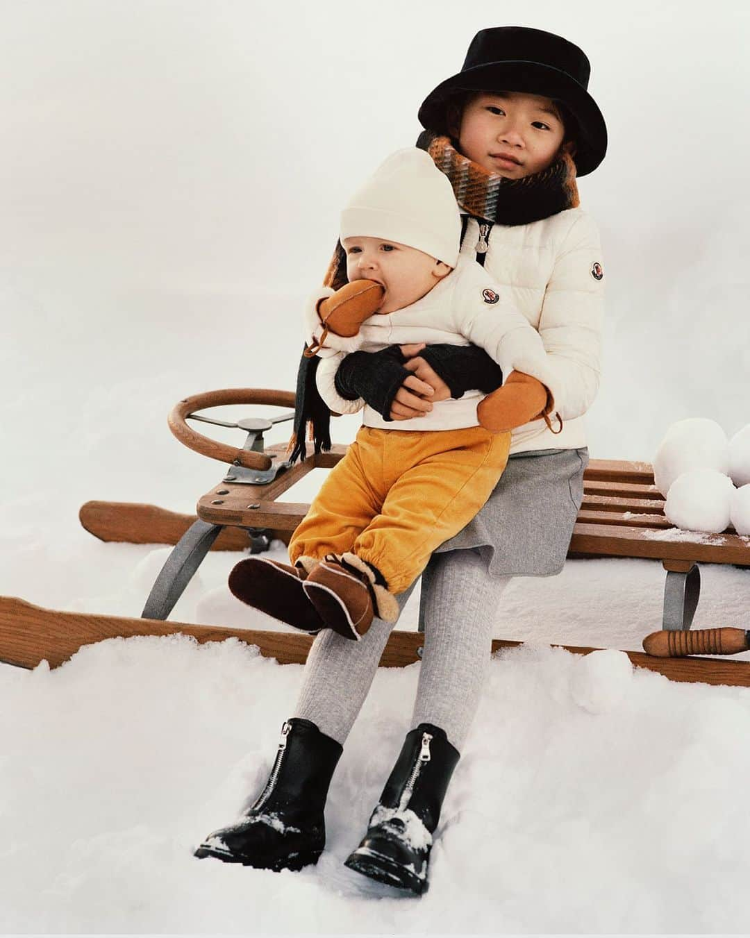 モンクレールさんのインスタグラム写真 - (モンクレールInstagram)「Baby’s first run.   Hey there, downhill racers! Where’s the new day going to take you?   #MonclerVoices #MonclerEnfant  Photography @KotoBolofo」2月27日 2時32分 - moncler