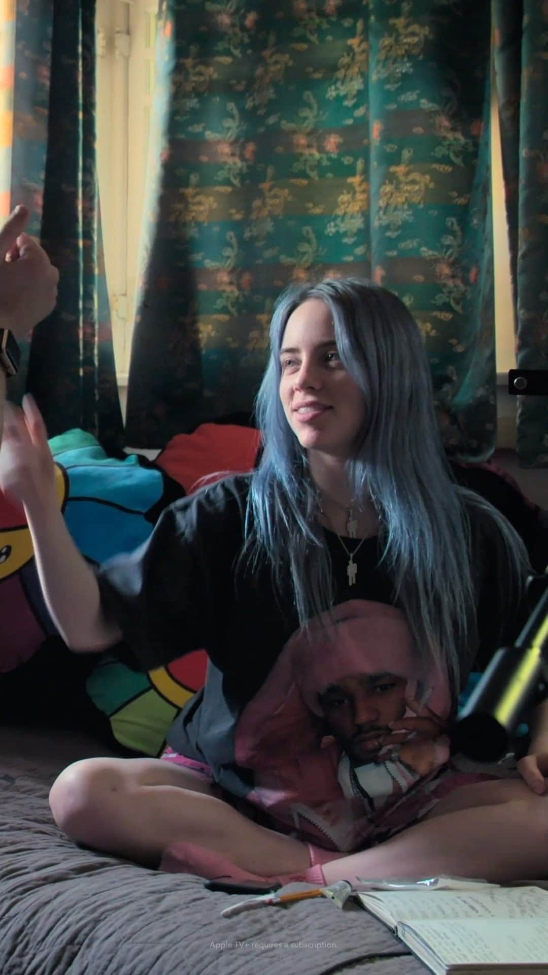 ドルビーラボラトリーズのインスタグラム：「Follow @billieeilish’s rise to global superstardom in #TheWorldsALittleBlurry. Dolby brings you closer to the story as this extraordinary teenager tours and records the album that changes her life.  Watch Billie Eilish: #TheWorldsALittleBlurry on @appletv app with an Apple TV+ subscription.」