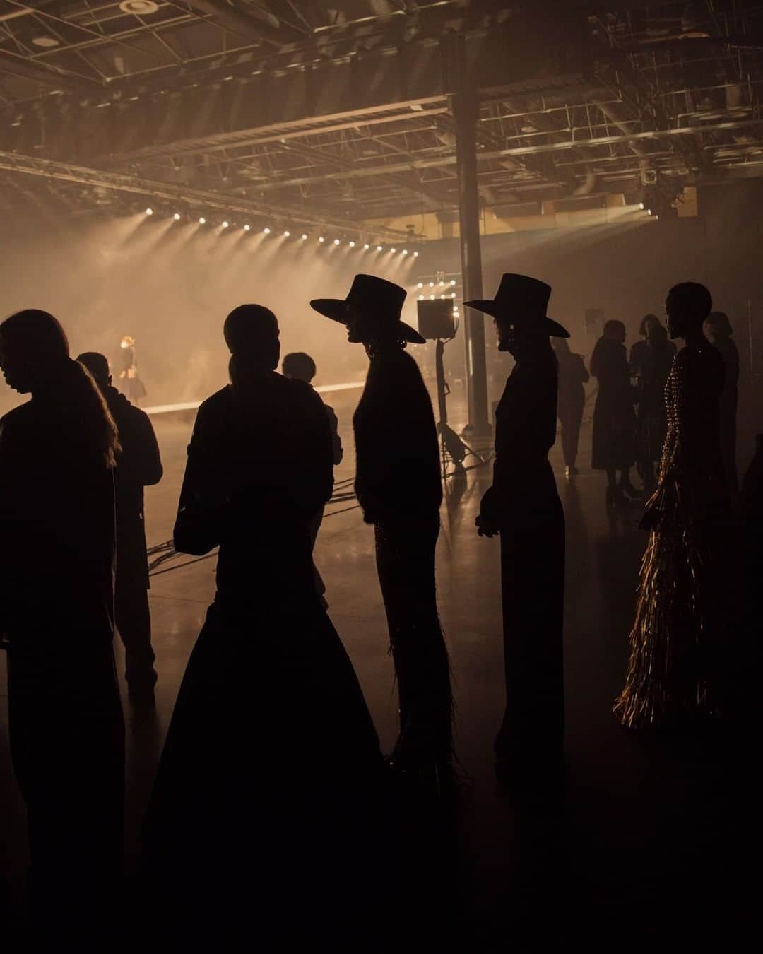 アルベルタフェレッティのインスタグラム：「The nocturnal sparkle of non-color.  #AlbertaFerretti #FW21 #MFW」