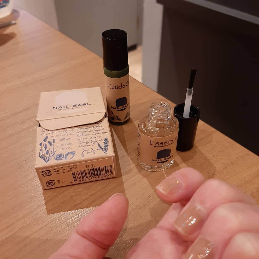 菅原京香さんのインスタグラム写真 - (菅原京香Instagram)「Nail base 💅  7種類の天然オイルと美容液が配合されている最強ネイル美容液🌈  3080円＋税  ひび割れとか縦じわで悩んでいる人方にピッタリです✨  #ネイルケア #ネイルケアグッズ #ネイルオイル #キューティクルケア #キューティクルオイル #ネイルベース #NAILBASEケア #nailbasejapan #美爪 #爪 #指先ケア #甘皮ケア #セルフネイル #ハンドケア #コスメ #コスメ部 #コスメレポ #コスメ紹介 #monipla #anniversaryworld_fan」2月27日 2時33分 - kyoka_collection_