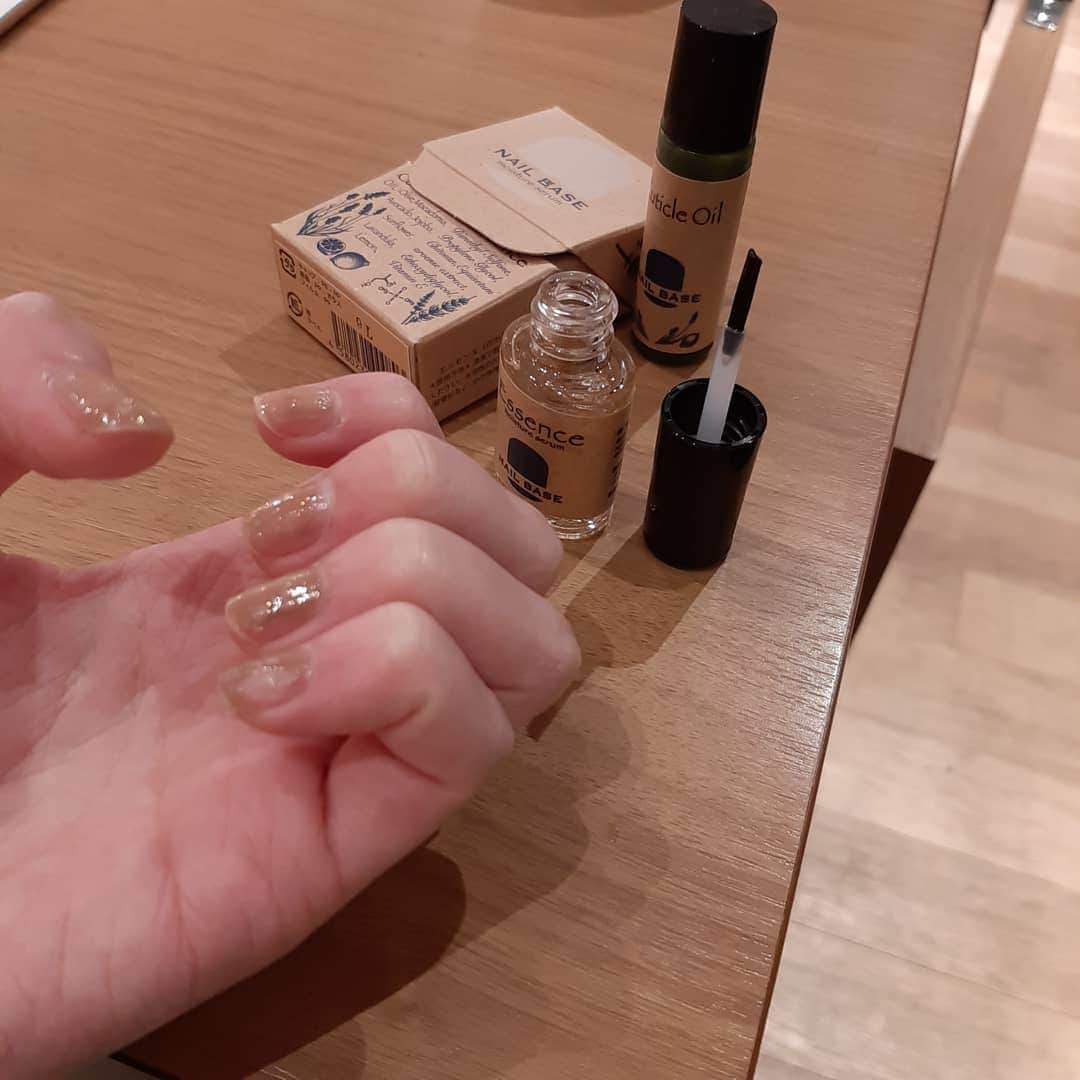 菅原京香さんのインスタグラム写真 - (菅原京香Instagram)「Nail base 💅  7種類の天然オイルと美容液が配合されている最強ネイル美容液🌈  3080円＋税  ひび割れとか縦じわで悩んでいる人方にピッタリです✨  #ネイルケア #ネイルケアグッズ #ネイルオイル #キューティクルケア #キューティクルオイル #ネイルベース #NAILBASEケア #nailbasejapan #美爪 #爪 #指先ケア #甘皮ケア #セルフネイル #ハンドケア #コスメ #コスメ部 #コスメレポ #コスメ紹介 #monipla #anniversaryworld_fan」2月27日 2時33分 - kyoka_collection_