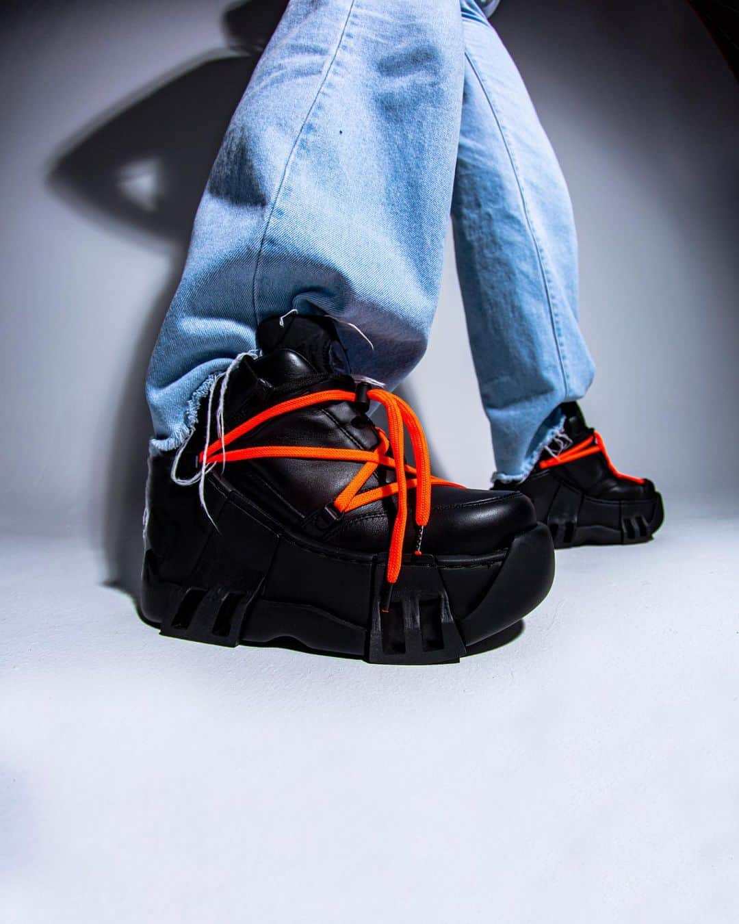 スウェアのインスタグラム：「The black version of the AMAZON with an overlapping lacing system in neon orange is a must have🖤 Built upon the original SWEAR Alternative Amazon sole. Available online at Farfetch.com. #swearlondon⁠⁠ ⁠⁠ ⁠Your made to order footwear will be ready to be shipped within 5 weeks.」