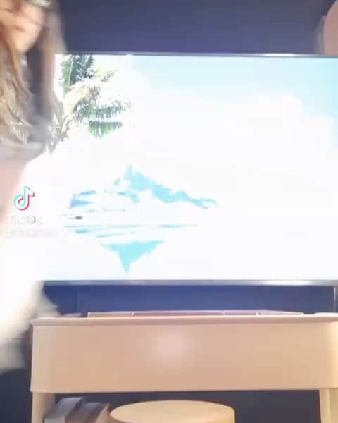 バンゲリス・モラスのインスタグラム：「Unboxing by @valia_m18 🤦‍♂️🤦‍♂️omg #ps5 #playstation #crazygirl #funnyvideos @playstationgr #tiktok」