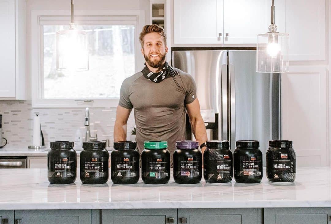 ショーン・ブースのインスタグラム：「#ad Flavors on flavors🔥Thin Mints, Peanut Butter Puffs, and Cinnamon Toast are a few of my favorite @GNClivewell AMP sustained protein flavors. Check out my IG story where I put two @boothcampgym Coaches through a taste testing battle 💪🏼Check it out to see if they guessed the right flavors! #TeamGNC 📸: @calllmedree」