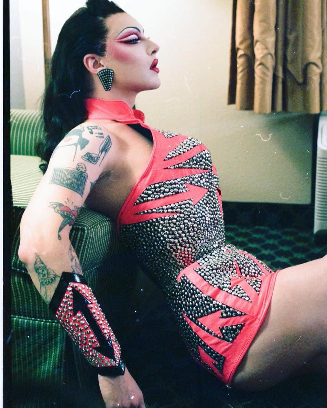 ヴァイオレット・チャチキのインスタグラム：「📸 @ddiegovillarreal Look inspired by @manfredthierrymugler SS 1988」