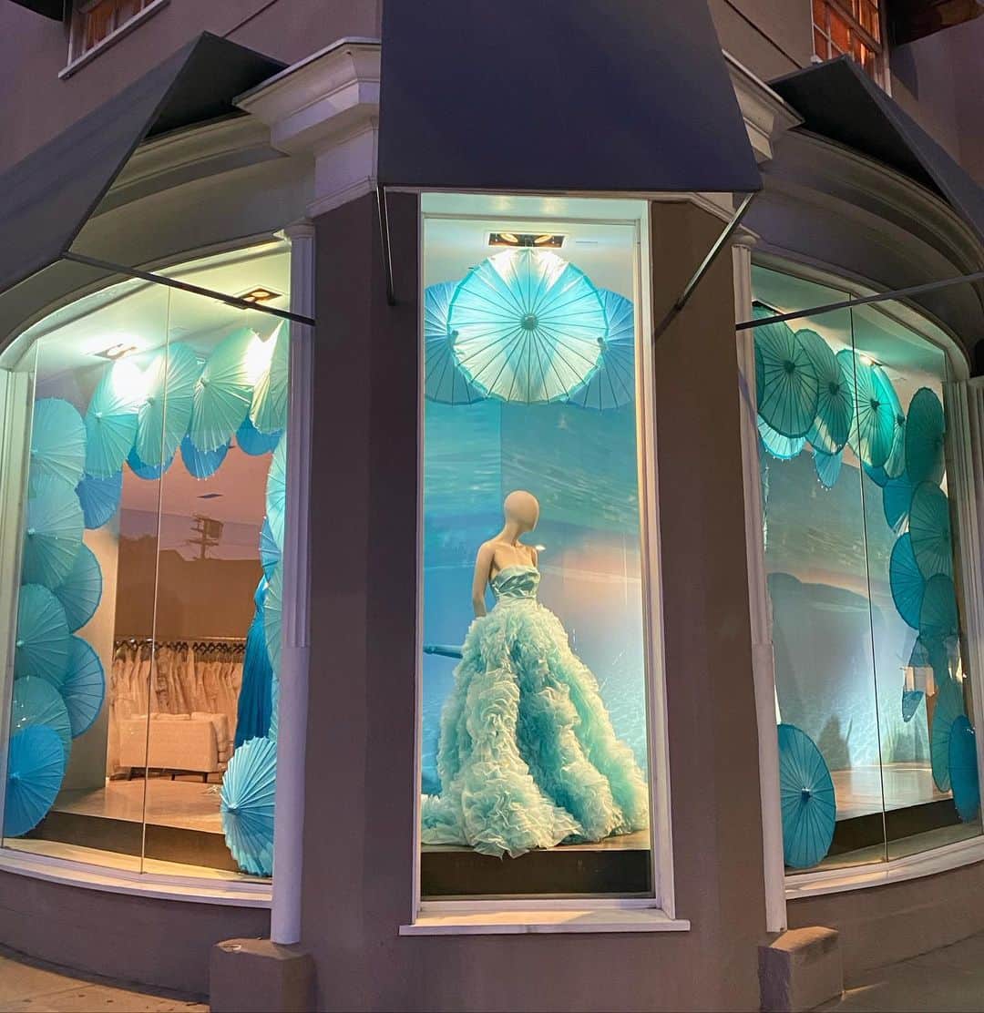 Monique Lhuillierのインスタグラム：「Just unveiled our latest window display! I’m in 💙 xM #moniquelhuillier」