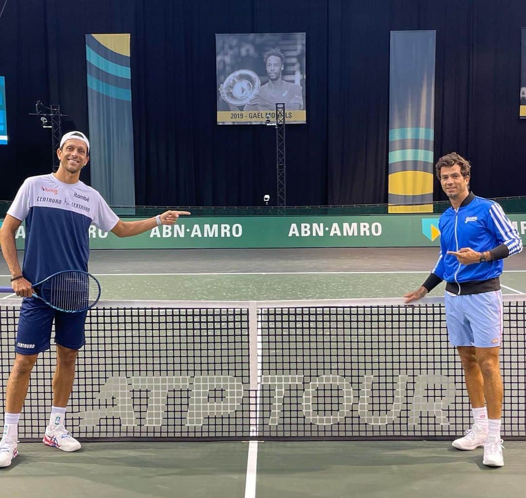 マルセロ・メロのインスタグラム：「Primeiro treino com o meu parceiro oficial @julrojer ! Vaaaamona vaaamo com força positiva neste novo desafio ! Vale a torcida 🙌🏻🙌🏻! . . First practice of the new team #melorojer ! Let’s do it !!! Vaaamos. . .  @centauroesporte @itambe @bancobmg @volvocars @vossworld @cbtoficial @foxtonbrasil @atptour @asicsbrasil @headtennis_official #somostodosgirafa #bolsaatleta #melorojer」