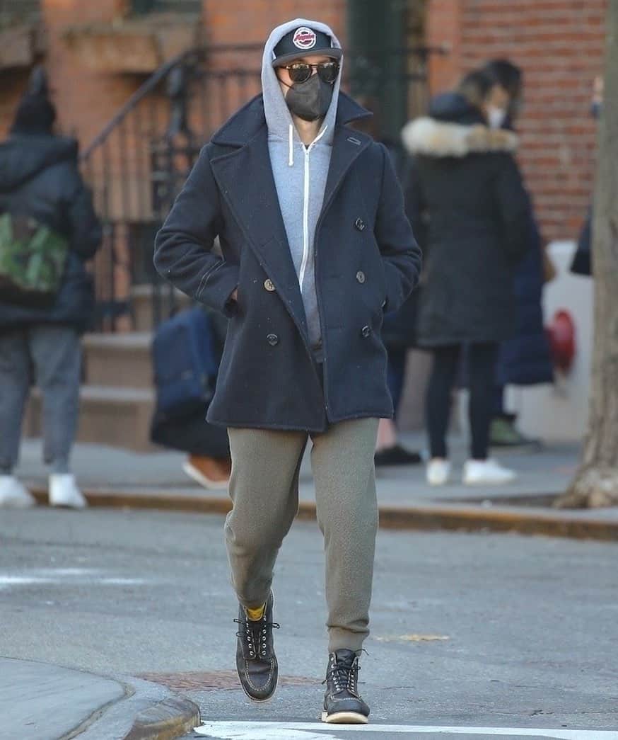 Just Jaredさんのインスタグラム写真 - (Just JaredInstagram)「#BradleyCooper heads out for a chilly solo stroll in the city. Photo: Backgrid」2月27日 2時51分 - justjared