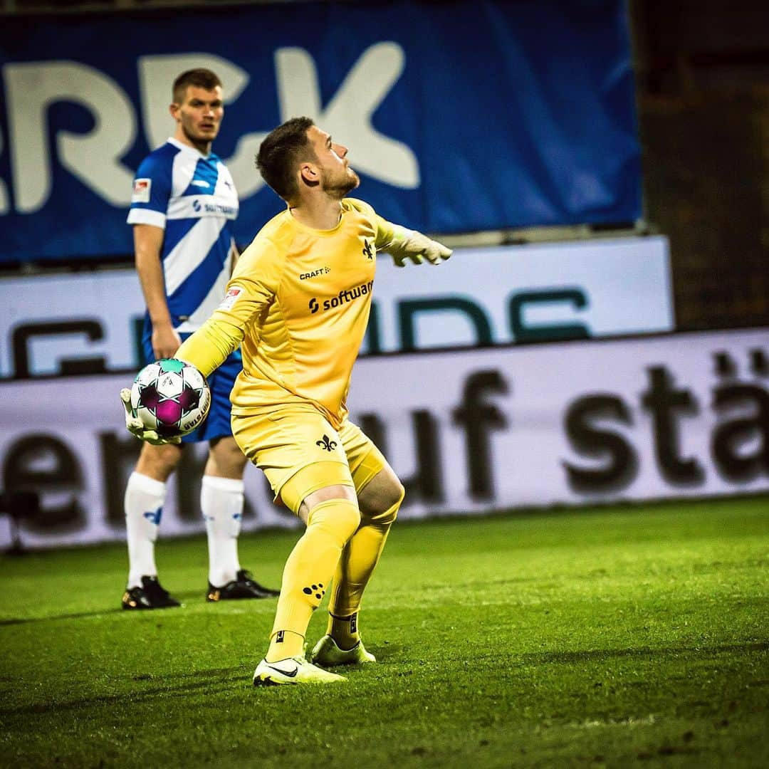 SVダルムシュタット98さんのインスタグラム写真 - (SVダルムシュタット98Instagram)「Nach vorne mit der Kugel 👊🏻⚽️ #sv98 #Lilien #SVDKSC」2月27日 2時51分 - svdarmstadt1898