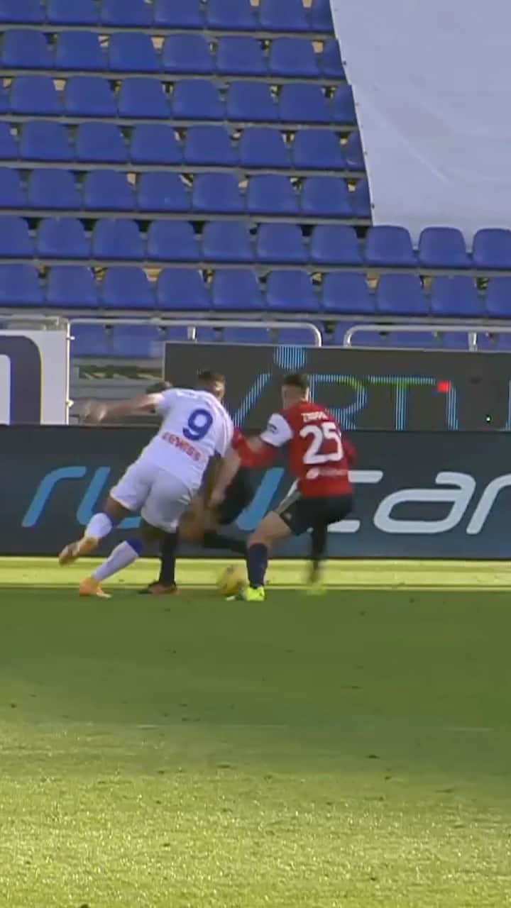 アタランタBCのインスタグラム：「Scuola di ballo “Lucho”🕺🏽 Dance lessons by @luisfmuriel9 🤭 ⠀ #GoAtalantaGo ⚫️🔵 #Atalanta #BergAMO #ForzaAtalanta」
