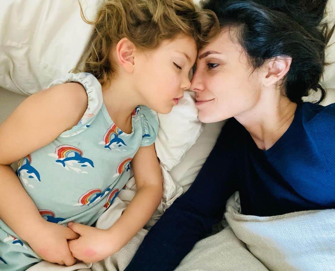 ダニエラ・ルーアのインスタグラム：「“Let her sleep, for when she wakes she will move mountains” . “Deixa-a dormir, pois quando acordar irá mover montanhas” . #sierra #daughter #mama #minime #luckymama #love #mornings」