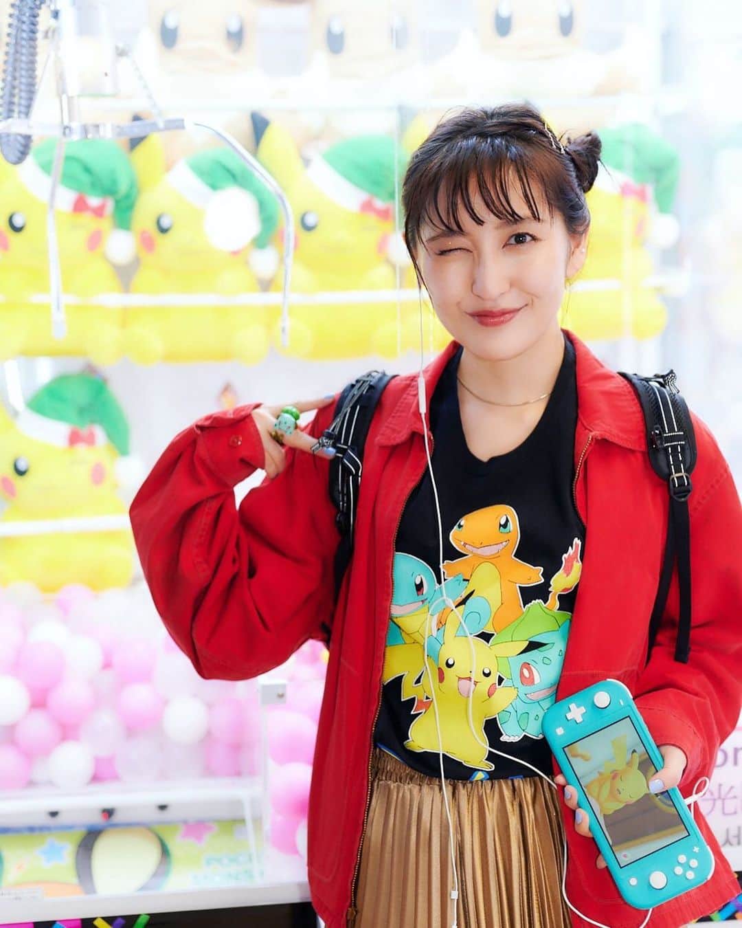 岩井七世のインスタグラム：「ポケットモンスター赤緑から25周年！ 赤も緑も青も全部できた幸せなひとりっこでした。思えば金銀も白黒もサンムーンも盾剣も両方一人占めしてる...ピカチュウ、クリスタル、サファイア、Ｘ、ダイパはパールだったな〜など。ポケモン公式YouTubeの25年がぎゅっとつまった5分の動画みたら、そのほとんどが自分の思い出のようでちょっと涙でた🥲❤️💚アルセウス待ち遠しい〜！  間違いなく人生においてかけがえのない存在、ポケモン。昔も今もこれからも大好きでーす⚡️  #ポケモン25周年　#pokémon #ポケモンデー」