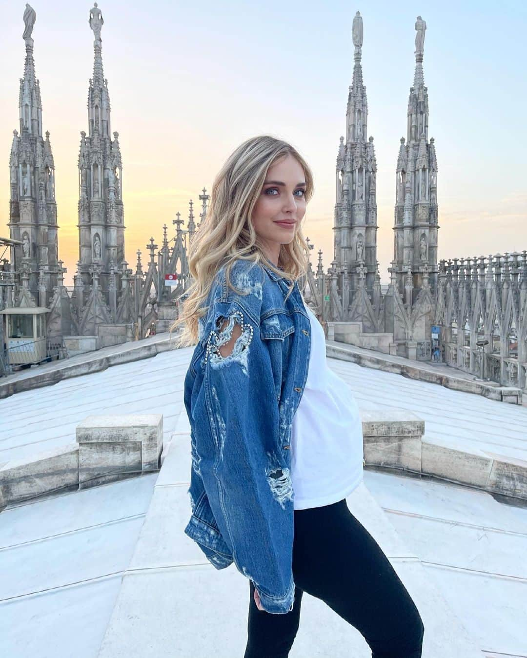 キアラ・フェラーニさんのインスタグラム写真 - (キアラ・フェラーニInstagram)「Shot in the most epic location today: the top of the Duomo 💖」2月27日 3時07分 - chiaraferragni