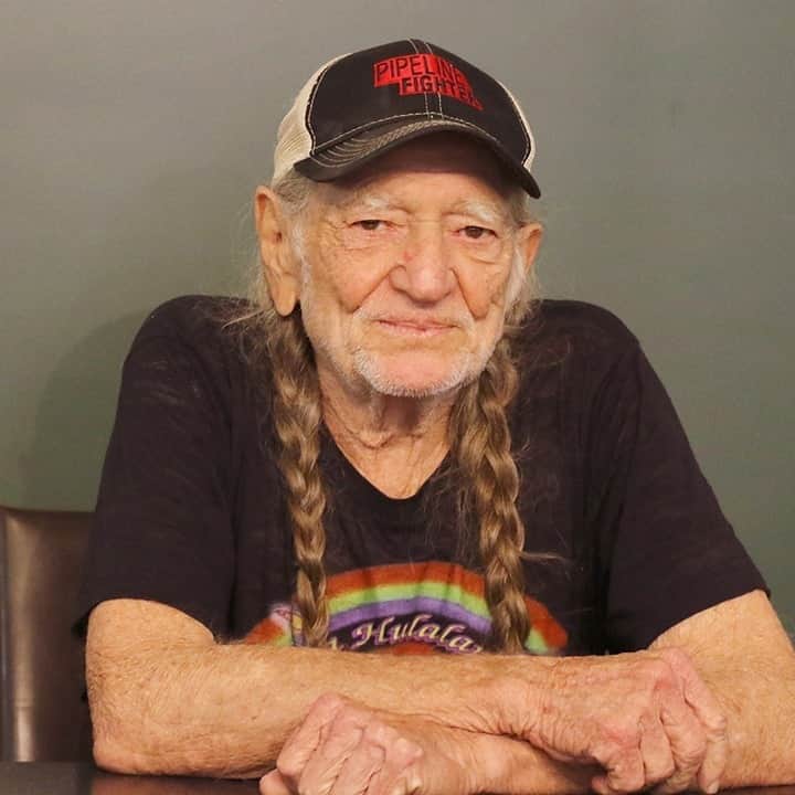 Rolling Stoneのインスタグラム：「Willie Nelson will have a new book on shelves this summer. 'Willie Nelson’s Letters to America' is an inspiring collection of letters from the Red Headed Stranger to his readers about what it means to be a U.S. citizen.⁠ ⁠ Tap the link in bio to read more.⁠ ⁠ Photo: Jim Spellman/WireImage」