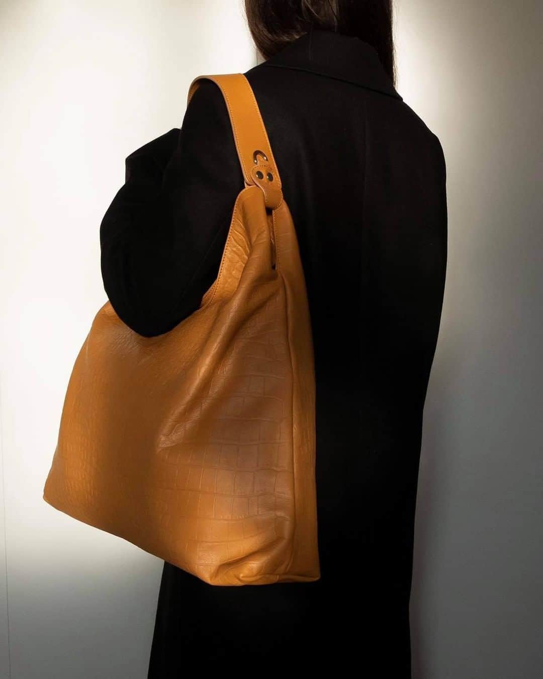 トラモンターノのインスタグラム：「An oversize bag can be stylish, don't you think?  #Tramontano #TramontanoNapoli」