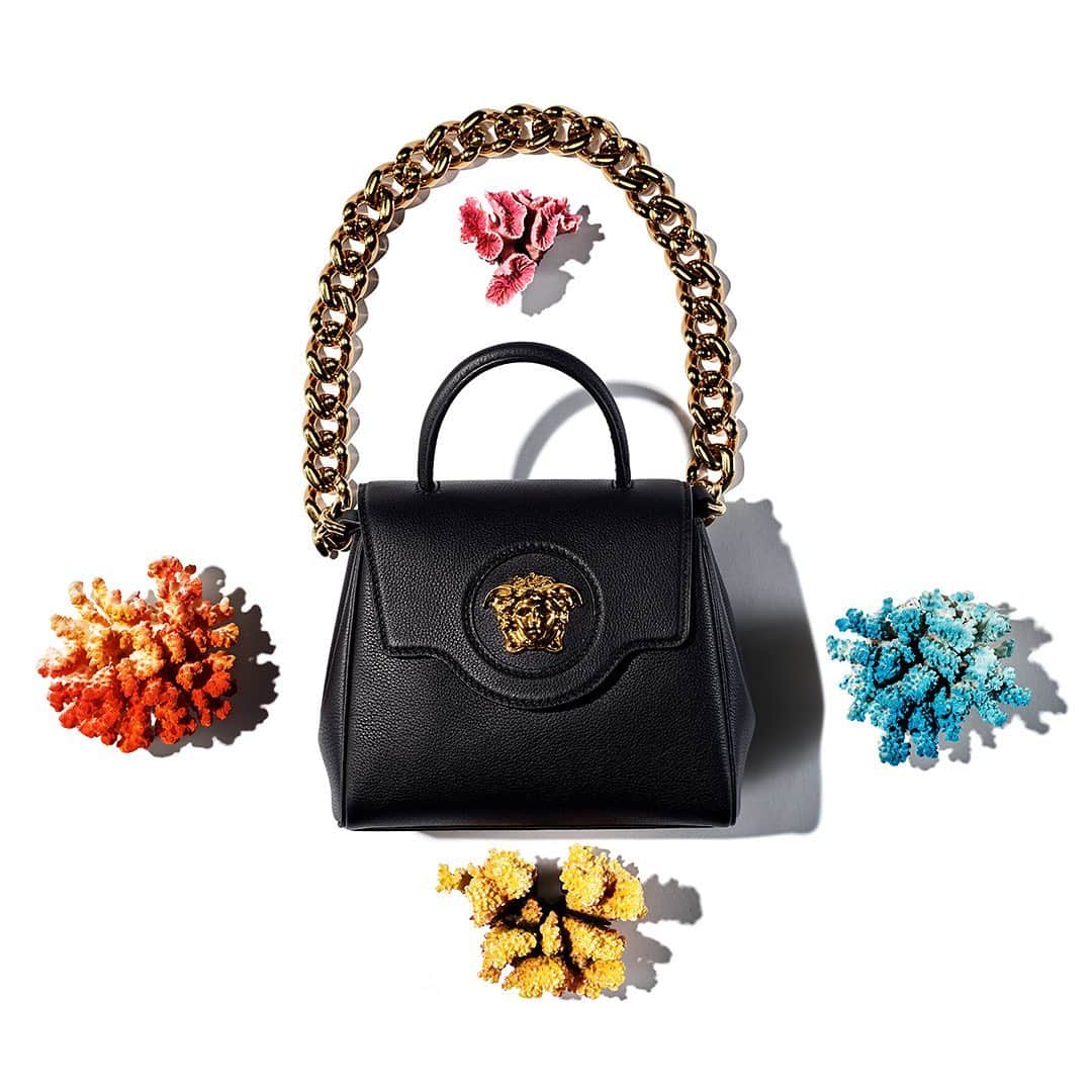 ジャンニヴェルサーチのインスタグラム：「Open up - explore our latest handbag design at the link in bio. #VersaceLaMedusa」