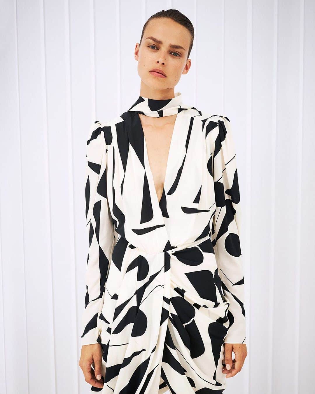 MATCHESFASHION.COMさんのインスタグラム写真 - (MATCHESFASHION.COMInstagram)「Monochrome is anything but boring – particularly when paired with a flash of gold. At the link in bio, we discuss the enduring appeal of black-and-white dressing, and why pieces like @isabelmarant’s geometric-print midi dress will stand the test of time.」2月27日 3時01分 - matches