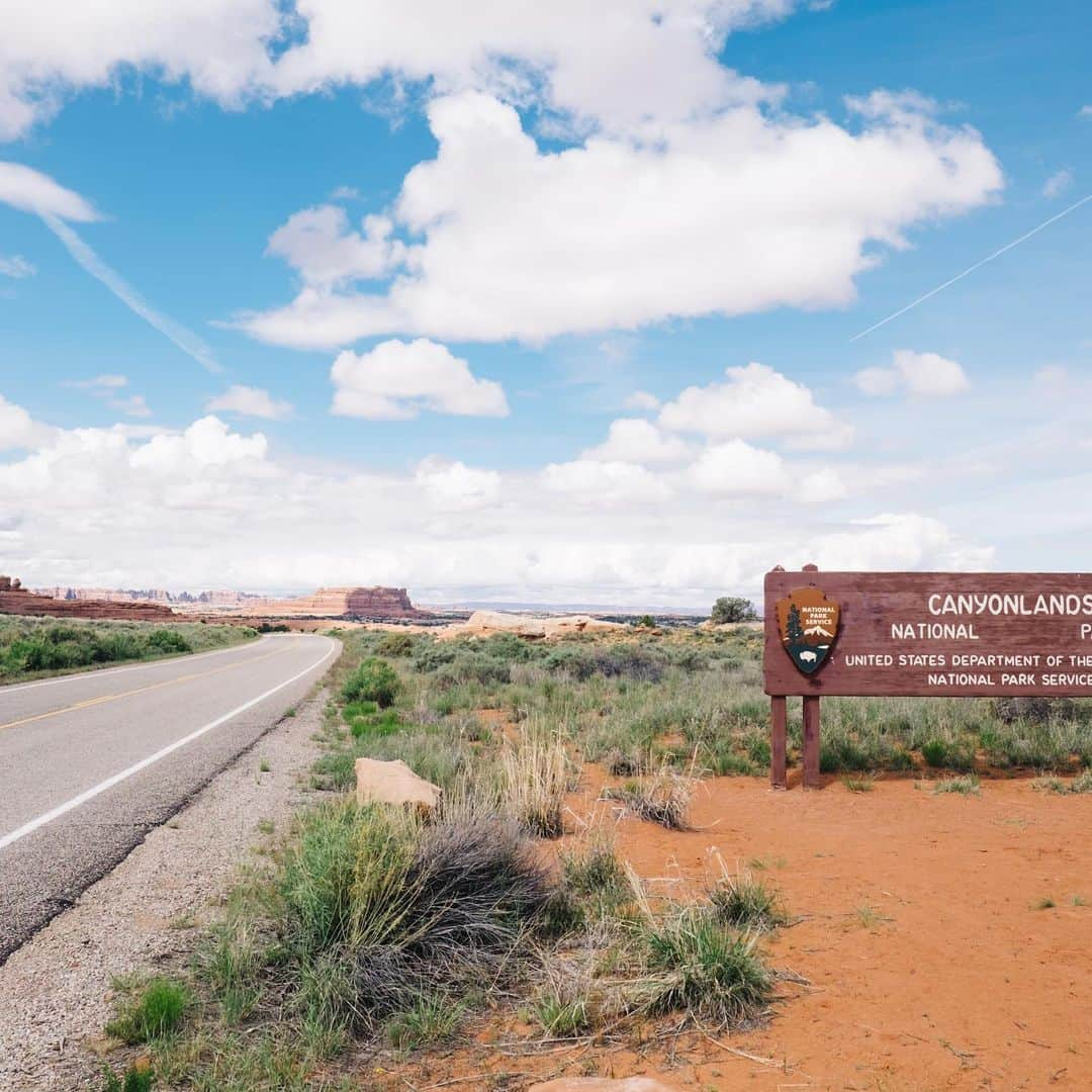 FOLKさんのインスタグラム写真 - (FOLKInstagram)「My soul is filled with an eternal wanderlust. I dream of covering all the interstates, highways, and long forgotten footpaths of this nation. I dream of truly understanding the American experience with an empathetic naivety. Over the past ten years I’ve gotten to take so many trips across this country. I’m desperate to travel again. I’m desperate to see California again. I’m desperate to see Iowa again. On the blog I’m looking back at some of my favorite roadtrips. Today I start with the very biggest. @goinghome.co and I dreamt of driving from Atlantic to Pacific...so we did. We borrowed a @cadillac and headed out like @leannrimes in One Way Ticket (because I can). This is our 2016 roadtrip (I know road trip is two words, but I refuse) and if you’d like to see the full gallery of @goinghome.Co’s images from the trip go to our website. #liveauthentic #livefolk #roadtrip #americana #cadillac #folkmagazine」2月27日 3時03分 - folkmagazine