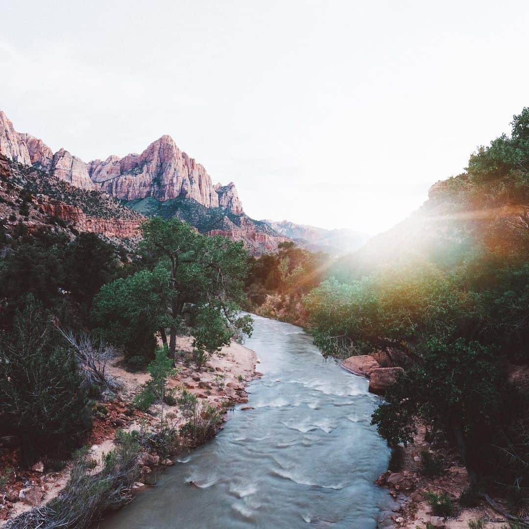 FOLKのインスタグラム：「My soul is filled with an eternal wanderlust. I dream of covering all the interstates, highways, and long forgotten footpaths of this nation. I dream of truly understanding the American experience with an empathetic naivety. Over the past ten years I’ve gotten to take so many trips across this country. I’m desperate to travel again. I’m desperate to see California again. I’m desperate to see Iowa again. On the blog I’m looking back at some of my favorite roadtrips. Today I start with the very biggest. @goinghome.co and I dreamt of driving from Atlantic to Pacific...so we did. We borrowed a @cadillac and headed out like @leannrimes in One Way Ticket (because I can). This is our 2016 roadtrip (I know road trip is two words, but I refuse) and if you’d like to see the full gallery of @goinghome.Co’s images from the trip go to our website. #liveauthentic #livefolk #roadtrip #americana #cadillac #folkmagazine」