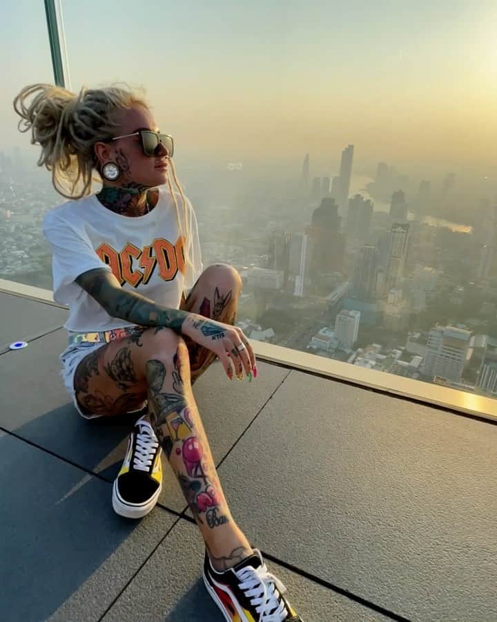 Bantik Boyのインスタグラム：「I love tall towers 😻 Подбираю себе для прыжка 😅 #bantikboy #rooftop」