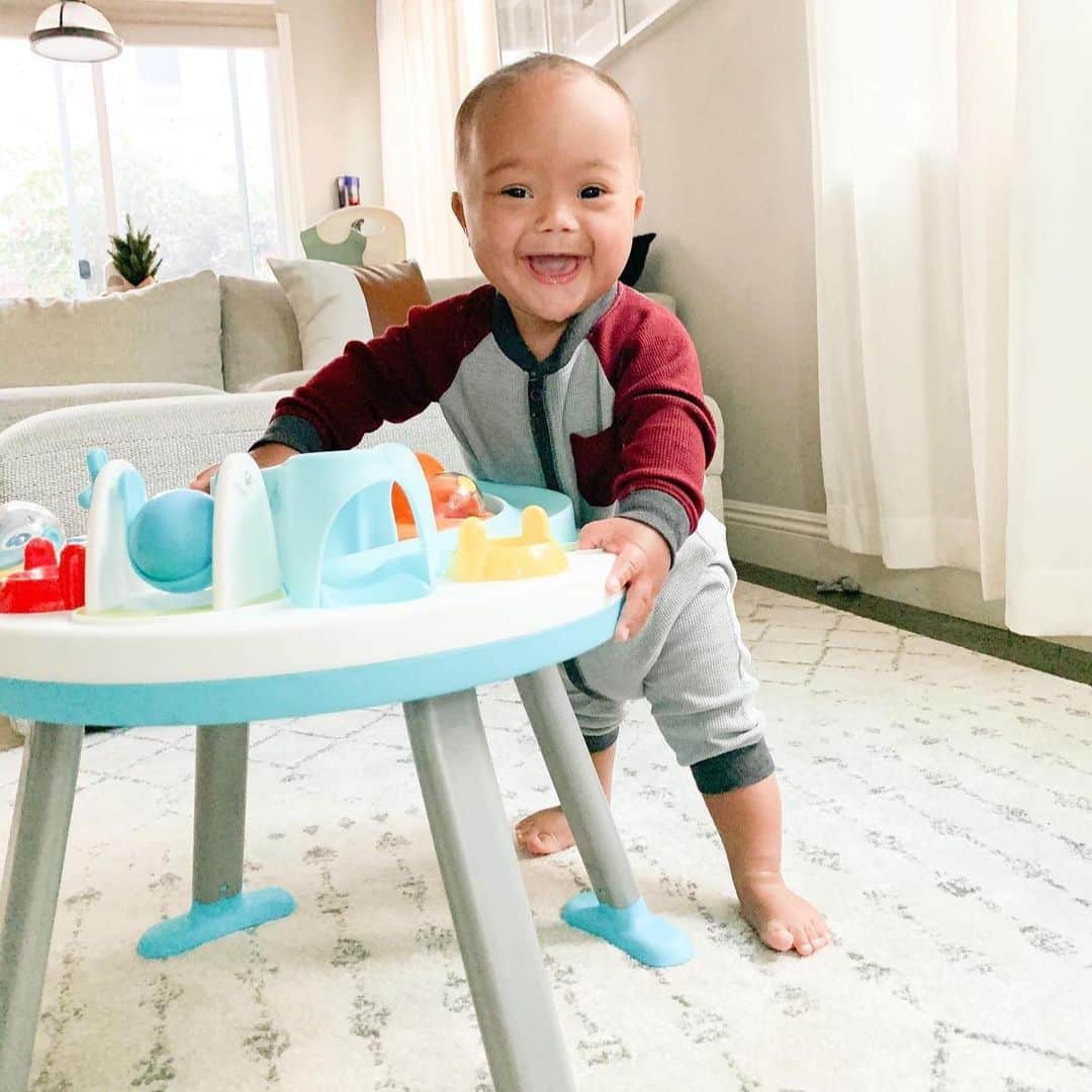 Skip Hopさんのインスタグラム写真 - (Skip HopInstagram)「Look who's having a ball! Packed with 20 learn & grow activities (plus, 2 stages of play), our Explore & More™ Let's Roll Activity Table keeps baby busy! Give us a 🙌 if you're ready to play!  📸: @tashcard  #playtimemadebetter #letsroll #activitytable #skiphop」2月27日 3時05分 - skiphop