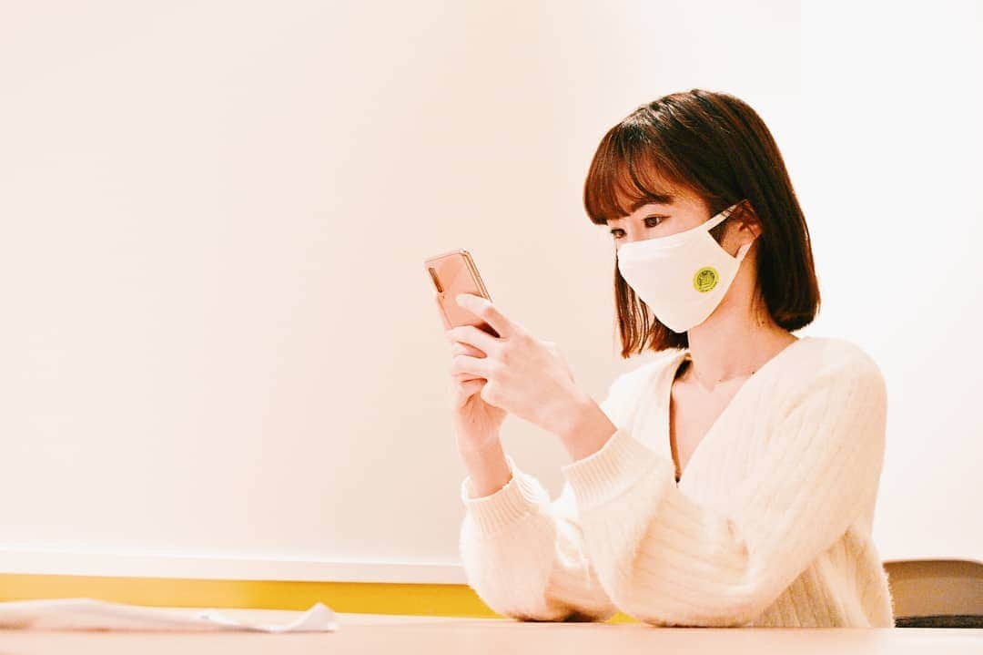 菅原京香のインスタグラム：「Aromademask😷🍀  鬼リピしてるマスクシール💞  アロマの香りがほんとに素敵！  こないだ、友達にプレゼントしたらすごく喜んで貰えた✨  いまの時期にピッタリなプレゼント✨🎁✨  ホワイトデーのお返しにでもピッタリです🙆‍♀️  #アロマdeマスク #アロマデマスク #AROMAdemask #マスク生活を快適に #ベルガモット #天然精油 #ソーシャルディスタンス #ハリネズミのジレンマ #ハリネズミ #monipla #wellbest_fan」