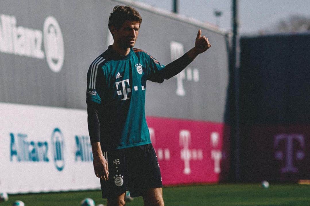 トーマス・ミュラーのインスタグラム：「First team training, first goals, happiness that all vital signs are good, first match tomorrow, nice weather🔥🔥 it was a good day for me 🤩🤩 #happytobebackwithmyboys #aufgehtsihrroten #thanksforyoursupport #dereffzehstehtvordertür」