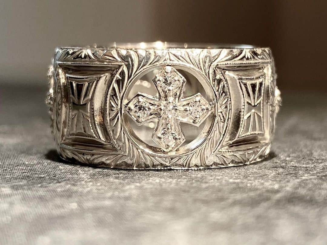 LoreeRodkin 銀座店さんのインスタグラム写真 - (LoreeRodkin 銀座店Instagram)「loreerodkintokyo ・ ・ "ENGRAVED WIDE BAND W/PRINCESS ROUND" ・ ・ 《阪急うめだ本店にてポップアップショップ開催のお知らせ》 下記の期間阪急うめだ本店3階コトコトステージにて期間限定ポップアップショップがオープンいたします。 ・ 期間: 2021/3/3(水)〜3/9(火) ・ ・ @loreerodkin  @loreerodkinofficialjewelry ・ #LoreeRodkin#loreerodkintokyo#loreerodkinjewelry#rock#ローリーロドキン#サクセスジュエリー#成功#スティーブンタイラー#ミシェルオバマ#ブラッドピット#マドンナ#シェール#エルトンジョン#ビリーアイリッシュ#マイリーサイラス#シルバーリンク#ペアリング#クロス」2月26日 18時22分 - loreerodkin_tokyo