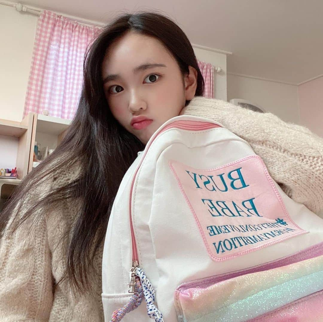 キム・ジヨンさんのインスタグラム写真 - (キム・ジヨンInstagram)「what's in my school bag 유튜브 보러 가세요오💗🙇🏻‍♀️ + There are English subtitles. https://youtu.be/IdAd38Rntmo」2月26日 18時22分 - kimjiyoung0708