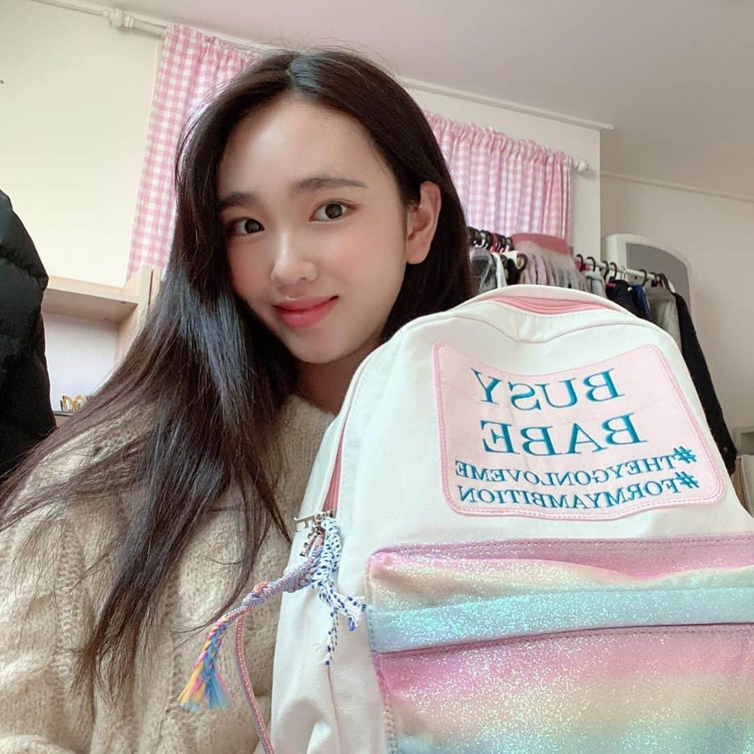 キム・ジヨンさんのインスタグラム写真 - (キム・ジヨンInstagram)「what's in my school bag 유튜브 보러 가세요오💗🙇🏻‍♀️ + There are English subtitles. https://youtu.be/IdAd38Rntmo」2月26日 18時22分 - kimjiyoung0708