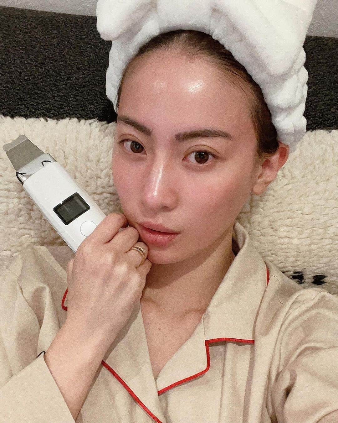 ソンイのインスタグラム：「息子が早く寝た日の美容タイム後がツヤツヤで嬉しくてパチリ🧖🏻‍♀️🤳🏻  顔の凹凸部分ピカーーーン😂👏🏼👏🏼👏🏼 乾燥する季節にこのツヤは嬉しいから美容ケアのモチベーションになる🥺💗  @roserine_official のアクアリフトピーリングでピーリングケアすると毛穴汚れがしっかり取れるから、スキンケアの効果が発揮されやすい🧖🏻‍♀️💗 防水仕様だからお風呂場でのケアもできるし続けやすいの🌹 今度は夫のいちご鼻にもやってあげよっと🤣🍓  #アクアリフトピーリング #毛穴ケア #ピーリング」