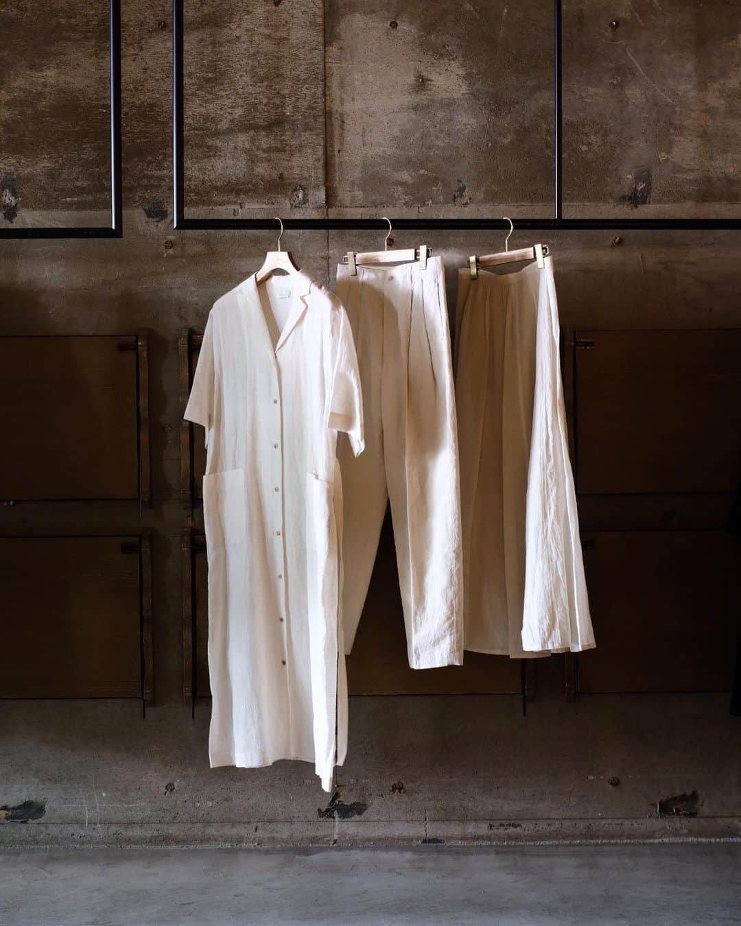 BLOOM&BRANCHのインスタグラム：「Information ﻿ Phlannèl 21SS Collection Cotton Linen Voile Series (mens&womens)﻿ 21.2.27- Release﻿ -﻿ ﻿軽く、涼しげな透け感、ドライな手触りが心地よいCotton Linen Voileシリーズ。メンズからは、イギリスのダスターコートをモダンに昇華したオーバーサイズコートやドイツ軍のパジャマをベースにしたシャツジャケットなどを。ウィメンズでは、ドレス兼春夏の羽織として一役を買うオープンカラードレスなど、春から夏にかけて素材の良さを存分に堪能していただけるコレクションを展開いたします。 -﻿ @phlannel @bloomandbranch﻿ #phlannel #bloomandbranch」