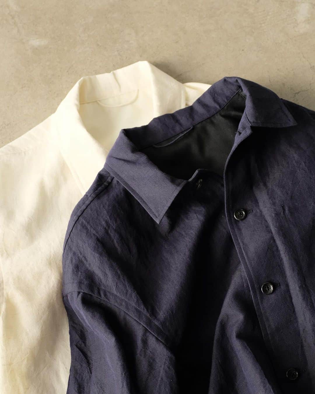 BLOOM&BRANCHのインスタグラム：「Information ﻿ Phlannèl 21SS Collection Cotton Linen Voile Series (mens&womens)﻿ 21.2.27- Release﻿ -﻿ ﻿軽く、涼しげな透け感、ドライな手触りが心地よいCotton Linen Voileシリーズ。メンズからは、イギリスのダスターコートをモダンに昇華したオーバーサイズコートやドイツ軍のパジャマをベースにしたシャツジャケットなどを。ウィメンズでは、ドレス兼春夏の羽織として一役を買うオープンカラードレスなど、春から夏にかけて素材の良さを存分に堪能していただけるコレクションを展開いたします。 -﻿ @phlannel @bloomandbranch﻿ #phlannel #bloomandbranch」