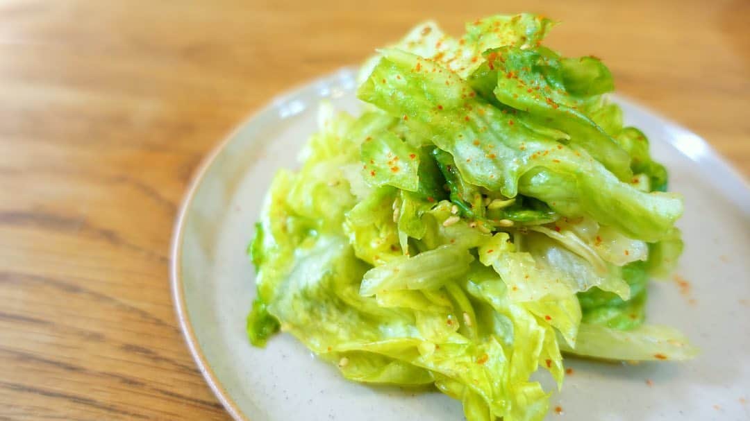 馬場裕之のインスタグラム：「パクパク食べちゃう無限レタス☺️ おかずにもおつまみにもなりますよ😻 とても簡単なので是非🤲  YouTube「馬場ごはん」 にて作り方紹介してます😸 . ▷ @hiro88 ◁ ⇧⇧⇧⇧⇧⇧⇧ こちらをクリック😻  #新しい日常  #一緒にやってみよう #おうちごはん  #吉本自宅劇場  #馬場ごはん #簡単 #レタス #おつまみ」