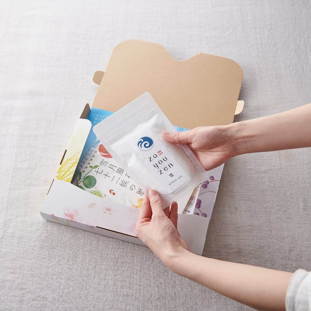 のインスタグラム：「「本当に旨い塩」と「季節を愉しむカレンダー」が変えた我が家の生活﻿ ﻿ 「日本の四季の移ろいと、旬の食材を、より毎日の食卓で愉しむことができるように。」そんな想いで誕生した「za you zen 四季を愉しむ雪月風花コース」。﻿ ﻿ 春夏秋冬で味わいが変わる四季の塩をはじめ、季節の移ろいを愉しむカレンダー、塩に纏わるイベントと合わせて、日本の四季を五感で愉む贅沢なコースの春塩からの予約が2月1日より開始しました🌱﻿ ﻿ 今回は「四季の塩」とコースに含まれるカレンダー「七十二候の暦」を通じて、実際に生活がどのように変化したのか、Coyoriスタッフのリアルな体験をご紹介します✍️﻿ ﻿ 【親子編】「今日の夜ごはんなに？」から「一緒に夕飯を作ることが遊びになった」4歳の双子と6歳の息子。﻿ 【夫婦編】「塩を変えただけで、野菜炒めが激ウマに！毎日の食卓に幸せが増えました。」﻿ ﻿ 詳しくはこちら！﻿ https://note.com/coyori_tuzuriweb/n/n250c7dcff840﻿ ﻿ 2枚目の画像にもQRコードをアップしておりますのでそちらからもご覧ください。﻿ ﻿ ---------------------------------- #coyori #こより #四季の塩 #塩 #塩レシピ #レシピ #四季 #カレンダー  #旬の食材 #旬レシピあれこれ #新商品 #新商品予約 #七十二候 #夜ご飯 #子どもご飯 #おうち時間 #おうちご飯 #レシピ #簡単レシピ #時短レシピ #春夏秋冬 #料理 #料理好きな人と繋がりたい #手料理 #手料理ご飯 #手料理記録 #アレンジレシピ #健康 #健康ごはん #健康オタク」