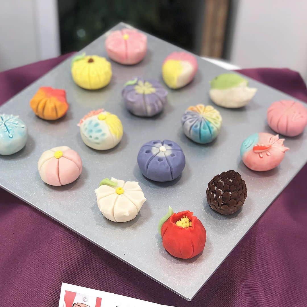 のインスタグラム：「. 卒業制作展🎓和菓子部門🍵💭 今年のパティシエ＆ショコラティエコース2年生には、 和菓子店に就職が決まった学生がいるので、 卒業制展で得意の和菓子を披露してくれました👘✨ とっても鮮やかで食べるのが勿体無いくらい綺麗な作品になっています🤤」