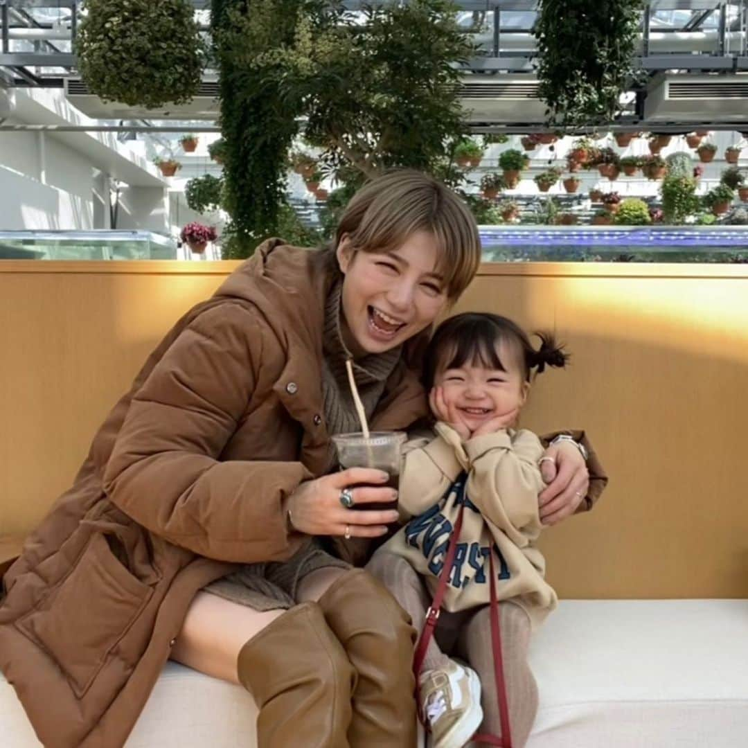 長谷川あやさんのインスタグラム写真 - (長谷川あやInstagram)「👩‍👧👩‍👧👩‍👧#mama#生後21ヶ月#1歳#赤ちゃんのいる生活#新米ママ#女の子ママ#小夏のいる生活 ・ ・ ・ 娘とまったりデート👧👩‍🦰💓 ・ よみうりランドの新しい施設 『HANABIYORI』に遊びに行ってきました✨ （新宿から25分でフラッと行けるのが嬉しい✌️） ・ 実はここだけの限定のとっても素敵な空間の スタバが出店しているのです😍‼️ とっても綺麗な植物園で コロナ対策と徹底されていて安心💪 ・ お花のプロジェクションマッピングも とっても素敵でした😌💭 ・ 庭園や自然もあって まるで京都にいるような感覚に、、、✨ ・ 素敵なイベントなので ぜひチェックしてみて下さい💛 ・ ・ ・ #よみうりランド#よみラン#HANABIYORI#ハナビリ#HANAあかり#ハナあかり#スタバ#スターバックス#starbucks#カフェ巡り#花のある暮らし#植物園#フラワーアレンジメン#子連れよみうりランド#子連れよみラン#子連れ旅行#pr @hanabiyori8717 @yomiuriland」2月26日 18時17分 - ayasuke_0516